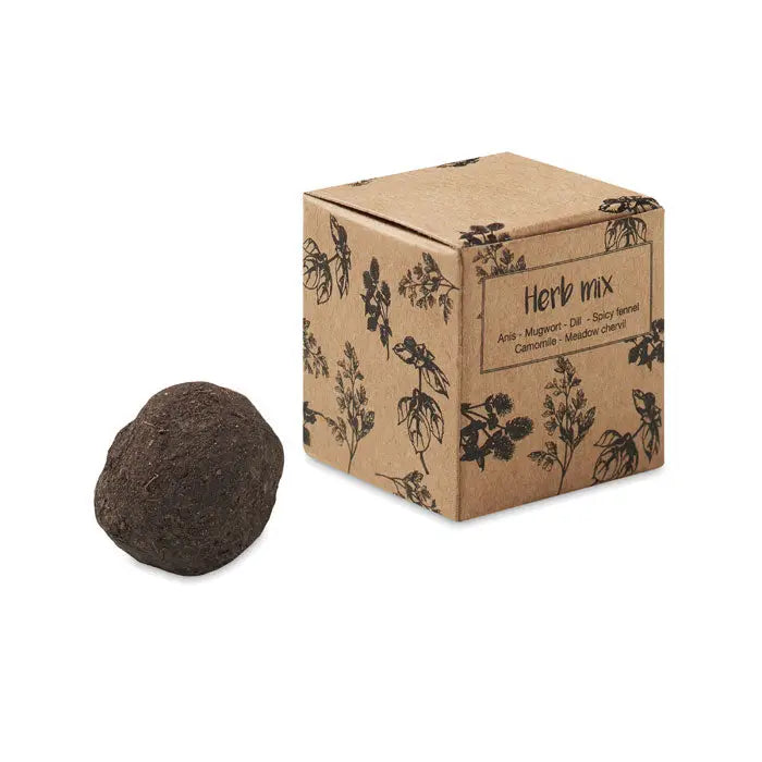 Bomba cu seminte de ierburi o bila rotunda maro inchis alaturi de ambalaj carton kraft cu ilustratii botanice
