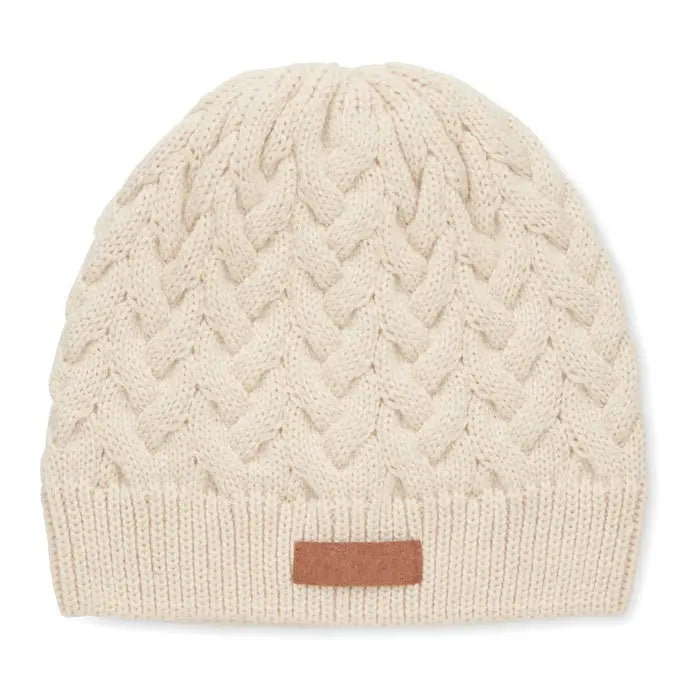 Bonita din tricot cablu din rpet beanie crem cu model intreținut și margine nervurată cu etichetă mică din piele maro
