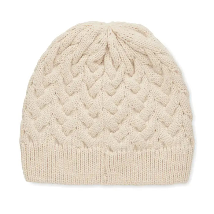 Bonita din tricot cablu din rpet este o caciula bej crem cu model torsadat si margine riburata din material reciclat