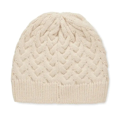 Bonita din tricot cablu din rpet este o caciula bej crem cu model torsadat si margine riburata din material reciclat