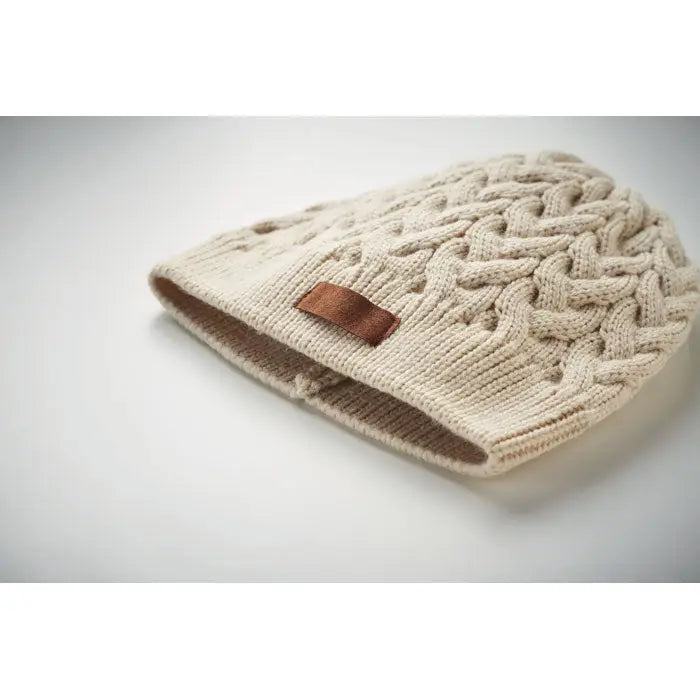 Bonita din tricot cablu din rpet beanie crem cu model impletit si patch maro din piele pe lateral