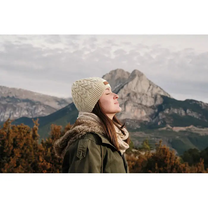 Bonita din tricot cablu din RPET beanie crem cu model texturat in cablu si eticheta mica maro din piele pe fata