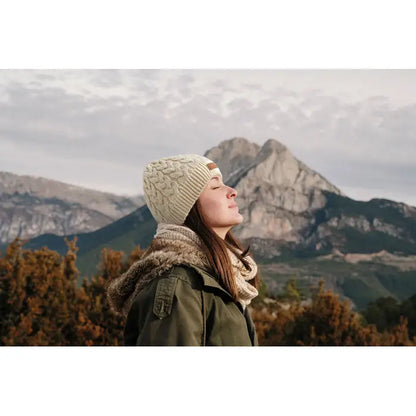 Bonita din tricot cablu din RPET beanie crem cu model texturat in cablu si eticheta mica maro din piele pe fata