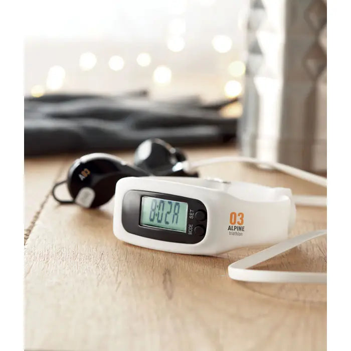 Bratara pedometru fitness tracker cu bratara alba din plastic si afisaj digital cu logo portocaliu