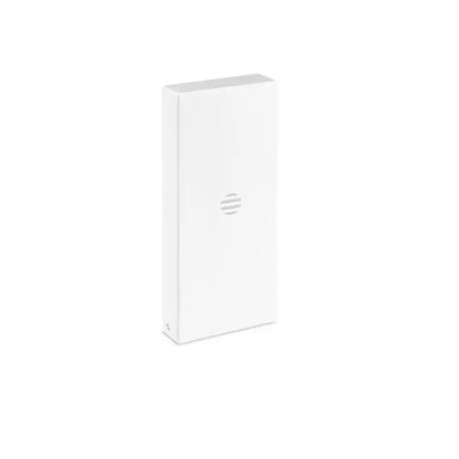 Breloc alb dreptunghiular cu detaliu casa si difuzor circular subtil pe fata cu design minimalist