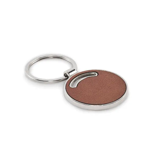 Breloc de forma rotunda din piele maro cu inel metalic argintiu si bordura metalica elegante