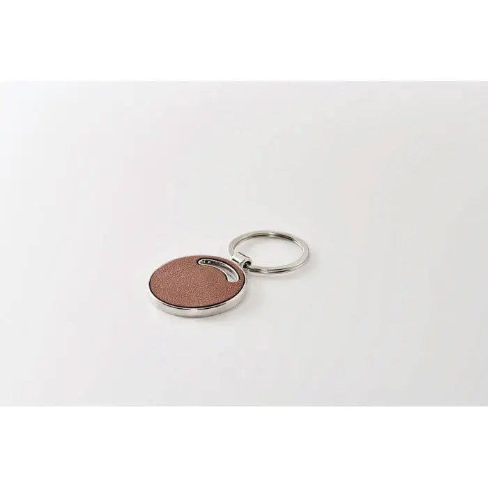 Breloc de forma rotunda din piele maro cu inel metalic argintiu si design minimalist pentru chei