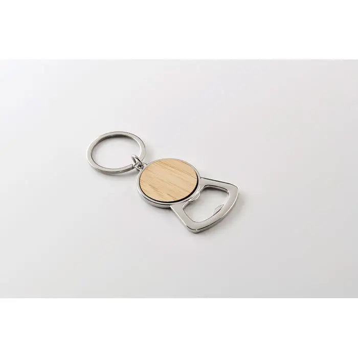 Breloc din aluminiu reciclat argintiu cu lemn deschis si deschizator de sticle integrat