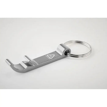 Breloc din aluminiu reciclabil argintiu cu deschizator de sticle si simbolul reciclării gravat minimalist
