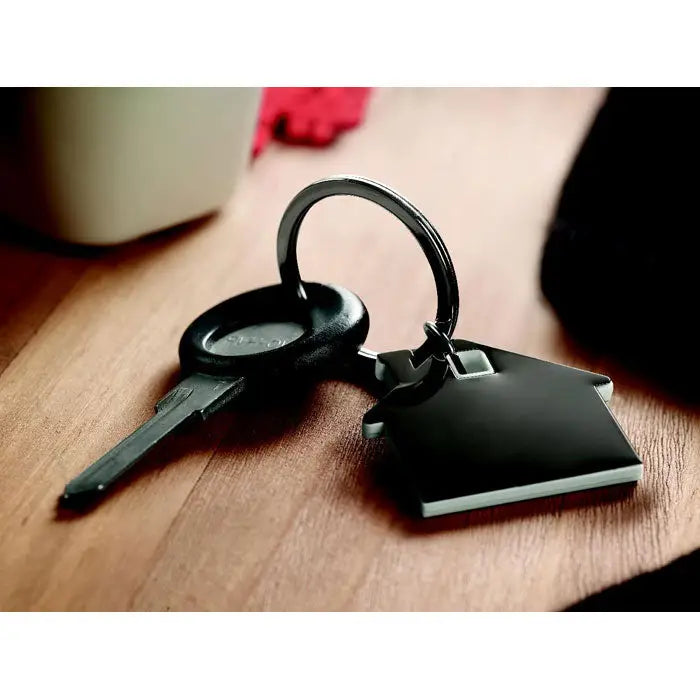 Breloc din plastic in forma de casa neagra cu margine metalica argintie si inel pentru chei