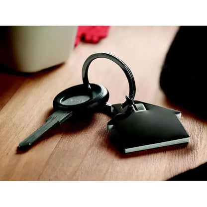 Breloc din plastic in forma de casa neagra cu margine metalica argintie si inel pentru chei