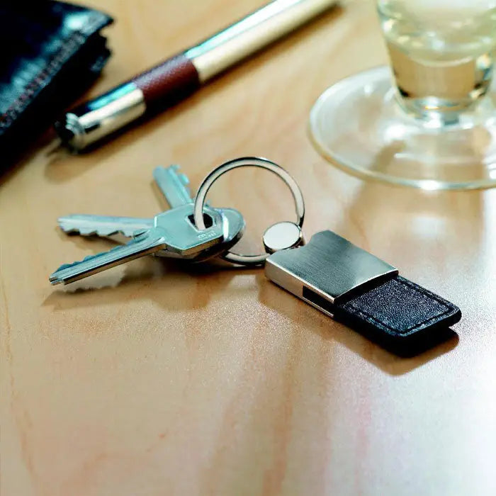 Breloc din pu si metal cu finisaj negru lucios si argintiu, flash usb cu aspect metal periat