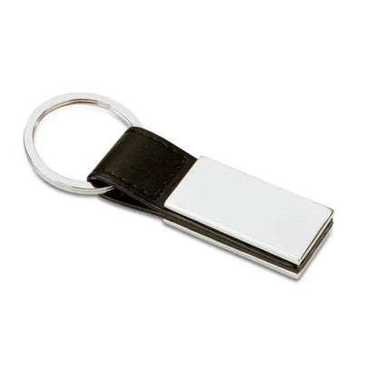Breloc din pu si metal cu curea neagra din piele si placuta metalica argintie dreptunghiulara cu inel cromat lucios