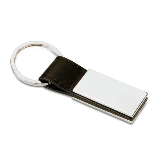 Breloc din pu si metal cu curea neagra din piele si placuta metalica argintie dreptunghiulara cu inel cromat lucios