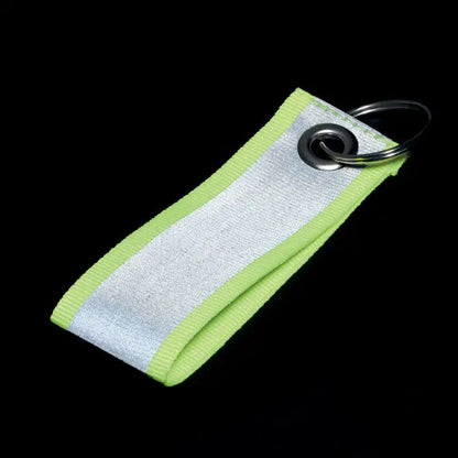 Breloc reflectorizant neon verde si argintiu cu inel metalic pentru chei cu suprafata reflectorizanta