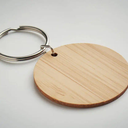 Breloc rotund din bambus cu inel metalic argintiu si lemn deschis la culoare