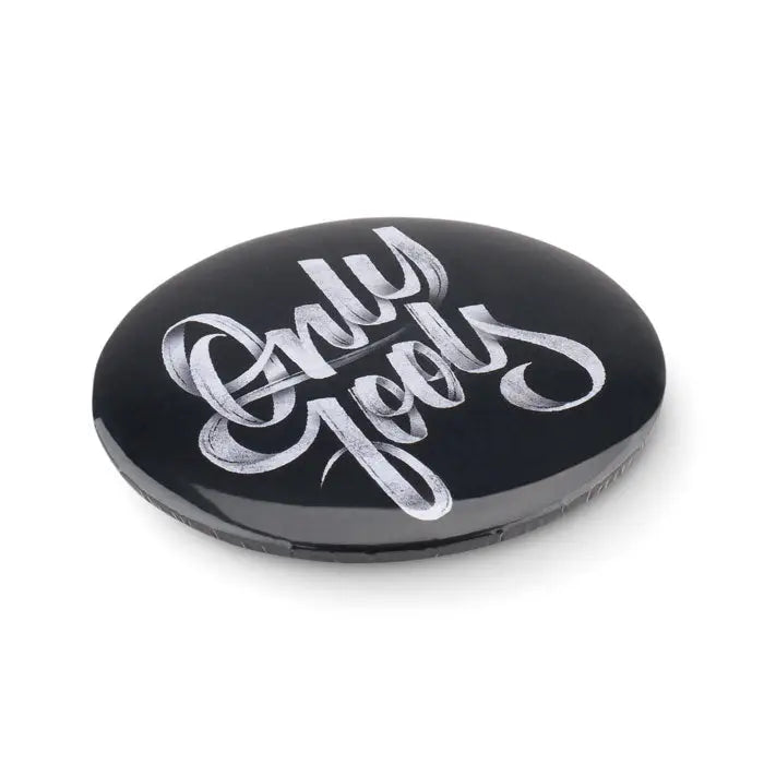 Buton din oglinda din metal negru circular cu inscriptie argintie cursiva only good
