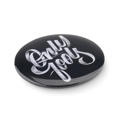 Buton din oglinda din metal negru circular cu inscriptie argintie cursiva only good