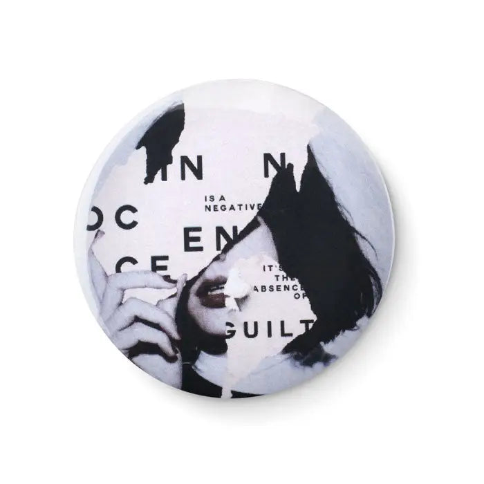 Buton mic tip pin circular glossy cu design fotografiat alb-negru al unei femei cu text fragmentat pe fundal