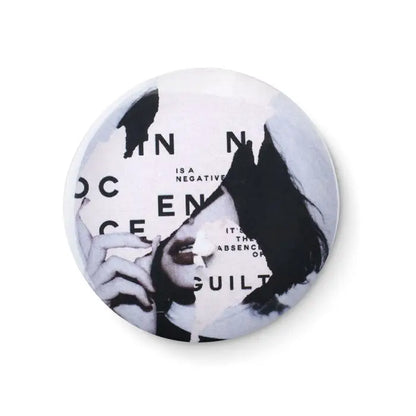 Buton mic tip pin circular glossy cu design fotografiat alb-negru al unei femei cu text fragmentat pe fundal