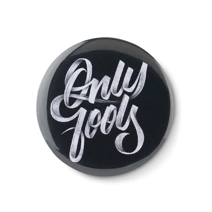 Buton mic tip pin negru circular cu litere argintii cursive care scriu only goals
