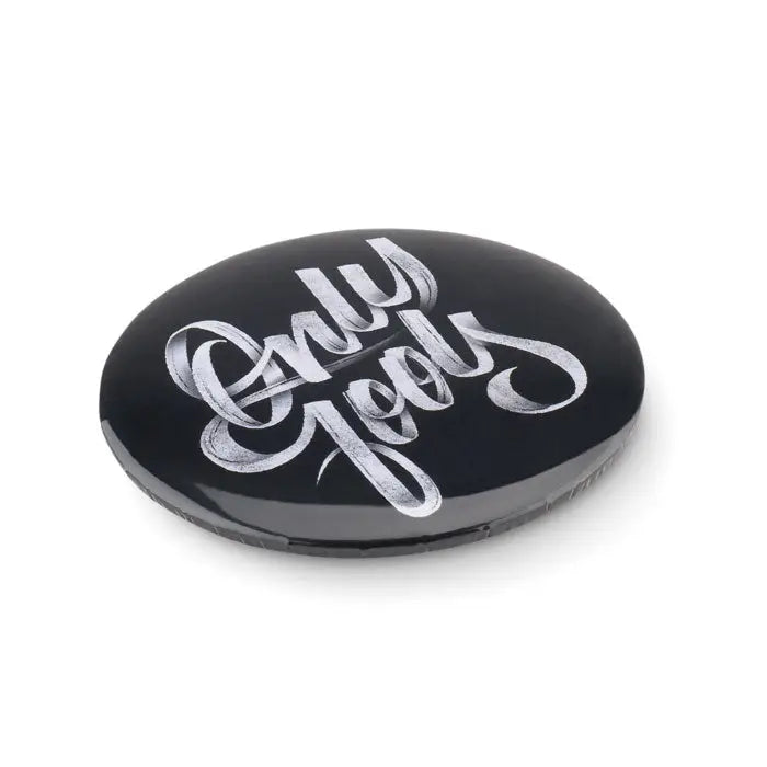 Compact oval negru butonul Fixati cu finisaj lucios si inscriptie argintie cursiva only goals