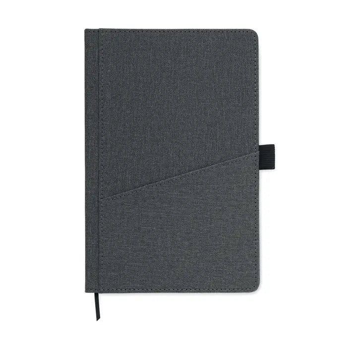 Notebook a5 din material texturat gri inchis cu buzunar frontal din pu si elastic negru pentru marcarea paginilor