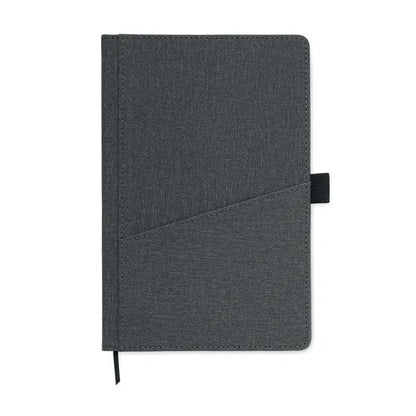 Notebook a5 din material texturat gri inchis cu buzunar frontal din pu si elastic negru pentru marcarea paginilor