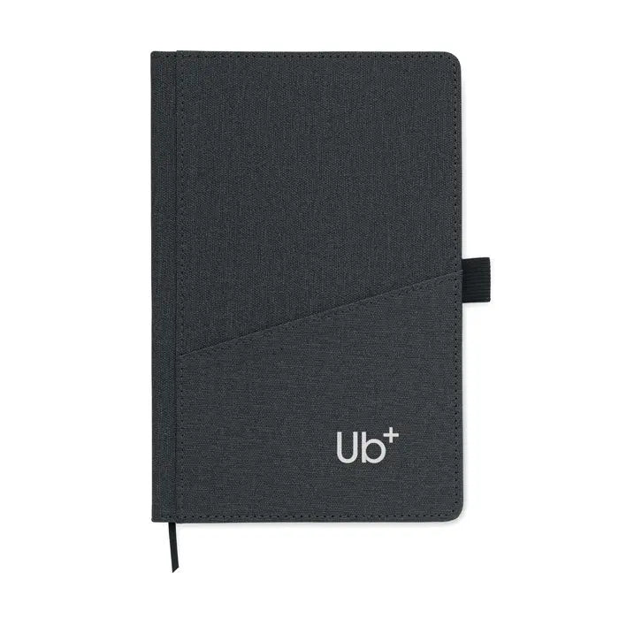 Buzunar frontal din pu pentru notebook a5 negru cu textura tesuta si logo ub plus alb in coltul din dreapta jos