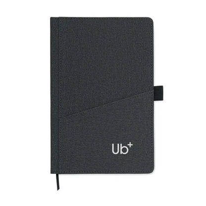 Buzunar frontal din pu pentru notebook a5 negru cu textura tesuta si logo ub plus alb in coltul din dreapta jos