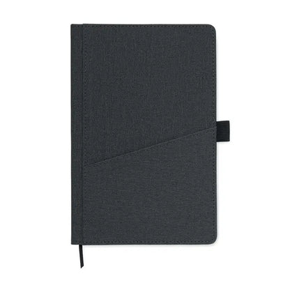 Buzunar frontal din pu pentru notebook a5 realizat din material texturat negru cu buzunar diagonal si elastic