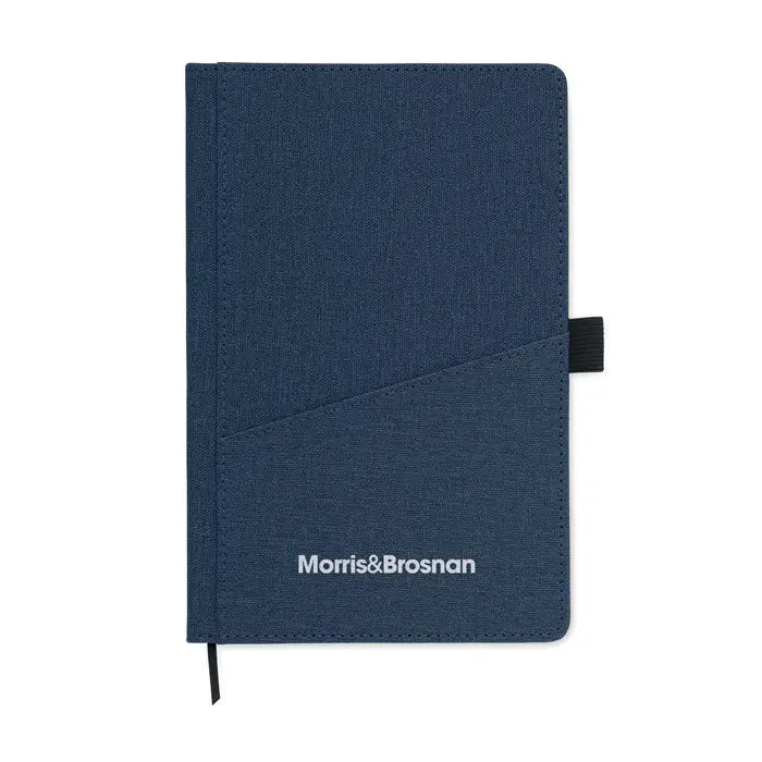 Buzunar frontal din pu pentru notebook a5 cu coperta texturata bleumarin si branding alb morris brosnan