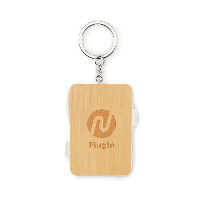 Cablu de incarcare pentru breloc din bambus cu inel metalic argintiu si logo plugin gravat