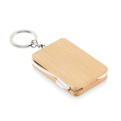Cablu de incarcare pentru breloc din bambus maro deschis cu design dreptunghiular minimalist si inel metalic argintiu