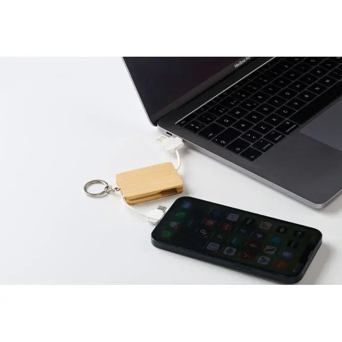 Cablu de incarcare pentru breloc power bank compact din bambus maro deschis cu cablu usb alb si conector