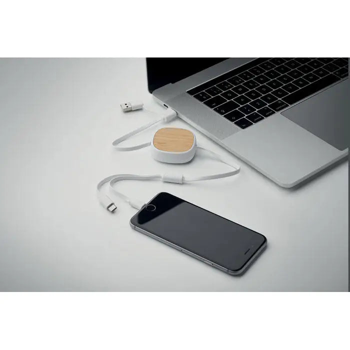 Compact incarcator portabil rotund cu corp alb din plastic si capac natural din lemn pentru cablu usb retractabil