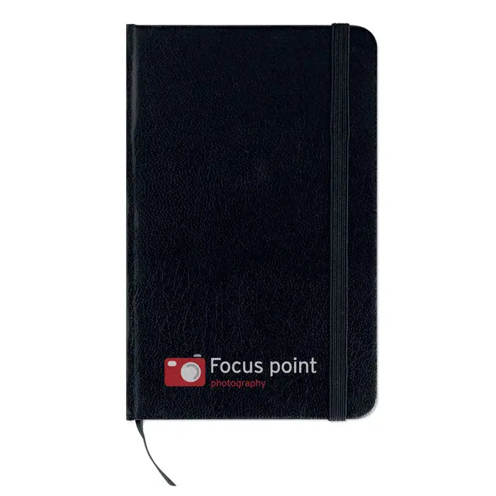 Caiet a5 cu 96 coli patrate, coperta neagra din piele si logo focus point photography rosu si alb pe fata