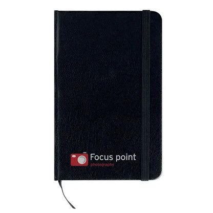 Caiet a5 cu 96 coli patrate, coperta neagra din piele si logo focus point photography rosu si alb pe fata