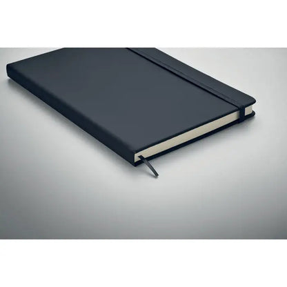 Caiet a5 cu coperta neagra din piele si inchidere elastica cu 96 coli rânduite si pagini crem