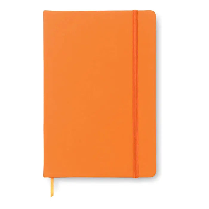 Caiet a5 96 coli simple cu coperta hardcover portocalie si elastic pentru inchidere, marcator galben mic iesit din partea de jos
