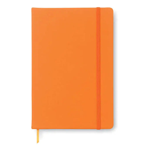 Caiet a5 96 coli simple cu coperta hardcover portocalie si elastic pentru inchidere, marcator galben mic iesit din partea de jos