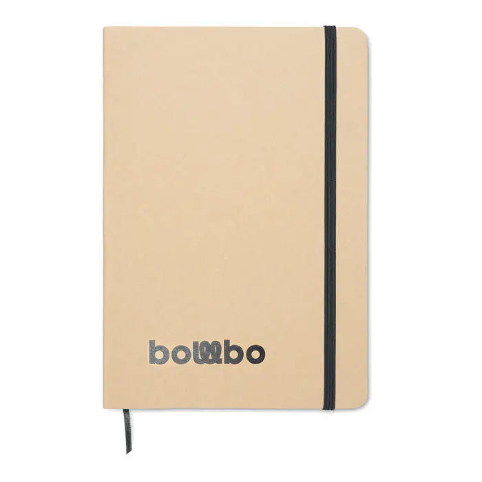 Caiet a5 bej bombo cu elastic negru si logo care dezvaluie culoarea materialului