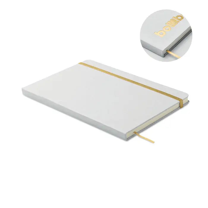 Caiet a5 cu coperta alba tare, elastic auriu si semn de carte, logo bom auriu imprimat pe coperta