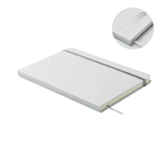 Caiet a5 cu coperta din piele albă, elastic argintiu și logo embosat bom, dezvăluind culoarea produsului