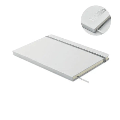 Caiet a5 cu coperta din piele albă, elastic argintiu și logo embosat bom, dezvăluind culoarea produsului