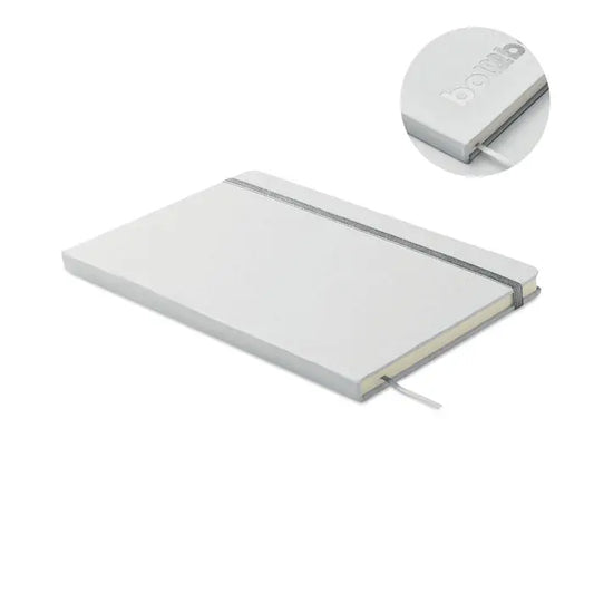 Caiet a5 cu coperta din piele albă, elastic argintiu și logo embosat bom, dezvăluind culoarea produsului