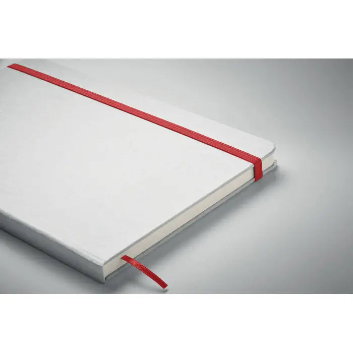Caiet a5 cu coperta tare alba, elastic rosu si semn de carte asortat pentru organizare usoara
