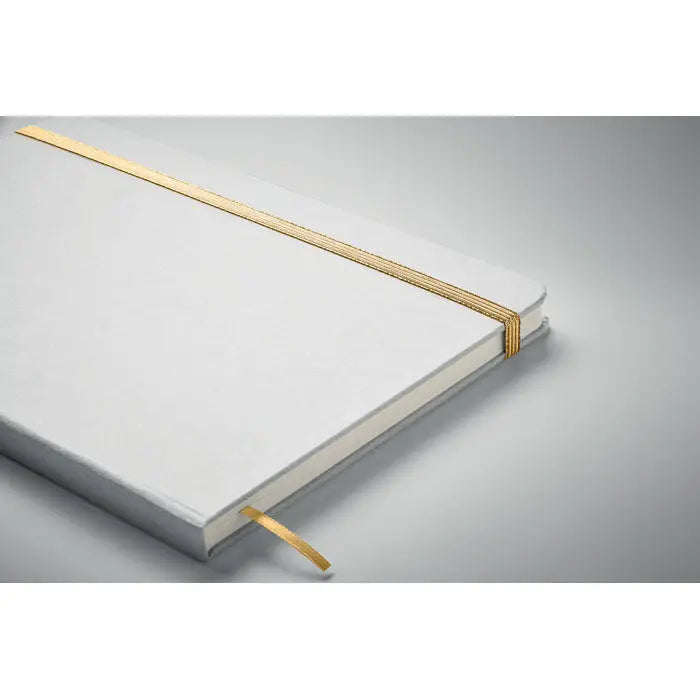 Caiet a5 alb cu coperta hardcover, elastic auriu si semn de carte asortat pentru notite elegante