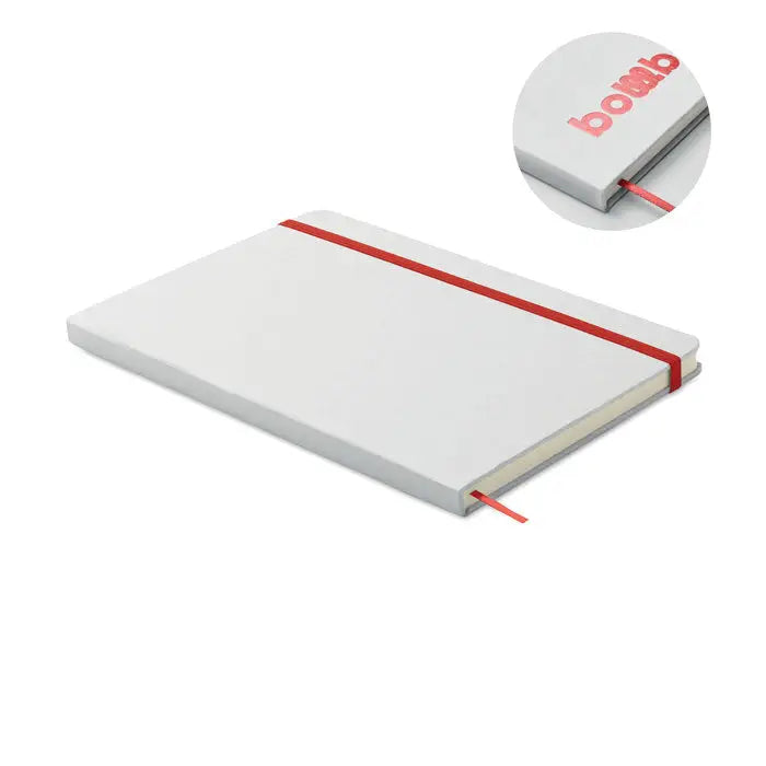 Caiet a5 cu coperta hardcover alba, banda elastica rosie si cuvântul bom imprimat roz pe coperta