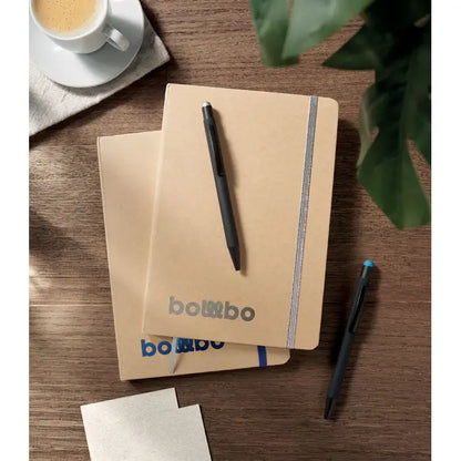 Beige caiet a5 din hartie kraft cu elastic albastru si argintiu branduit bombo care dezvaluie culoarea